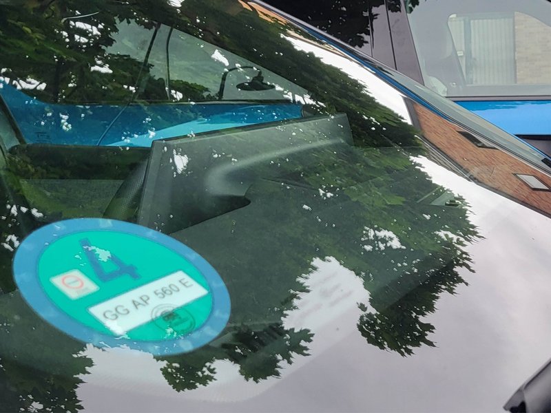 deutsche-umweltplakette-windschutzscheibe-auto.jpg Bild deutsche-umweltplakette-windschutzscheibe-auto.jpg